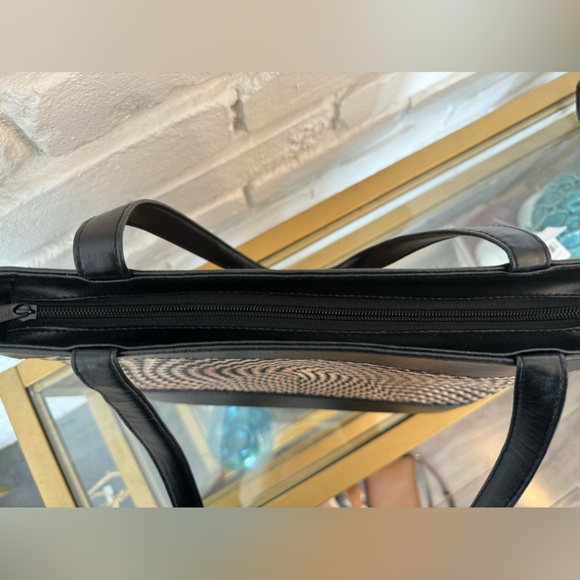 LeSac Black and Cream Woven Handbag with  Zip Closure. May be vintage. - Picture 4 of 7